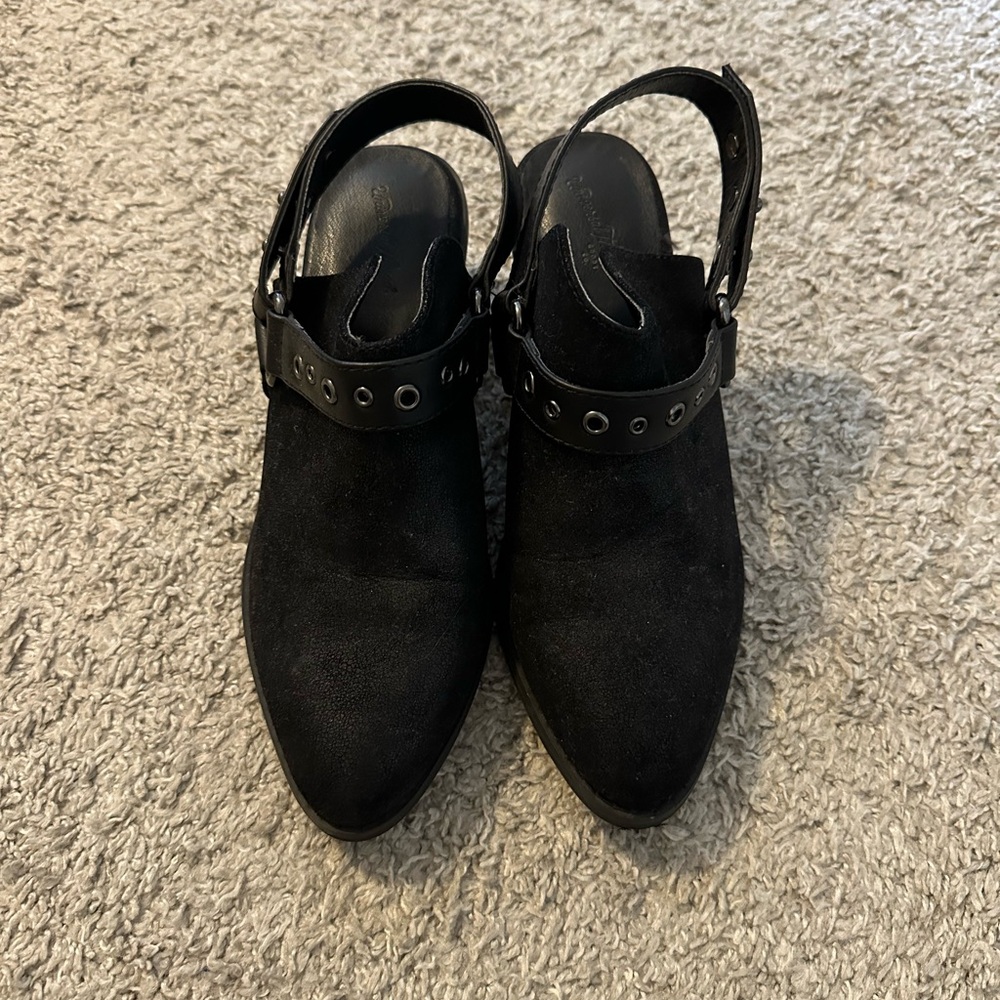 Universal thread clogs with strap. Size 6.